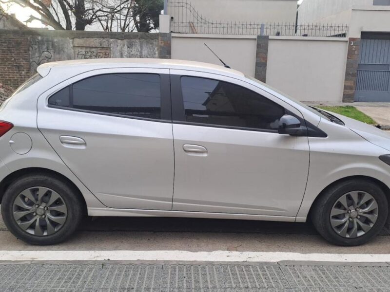 Chevrolet onix joy black 1.4 mt